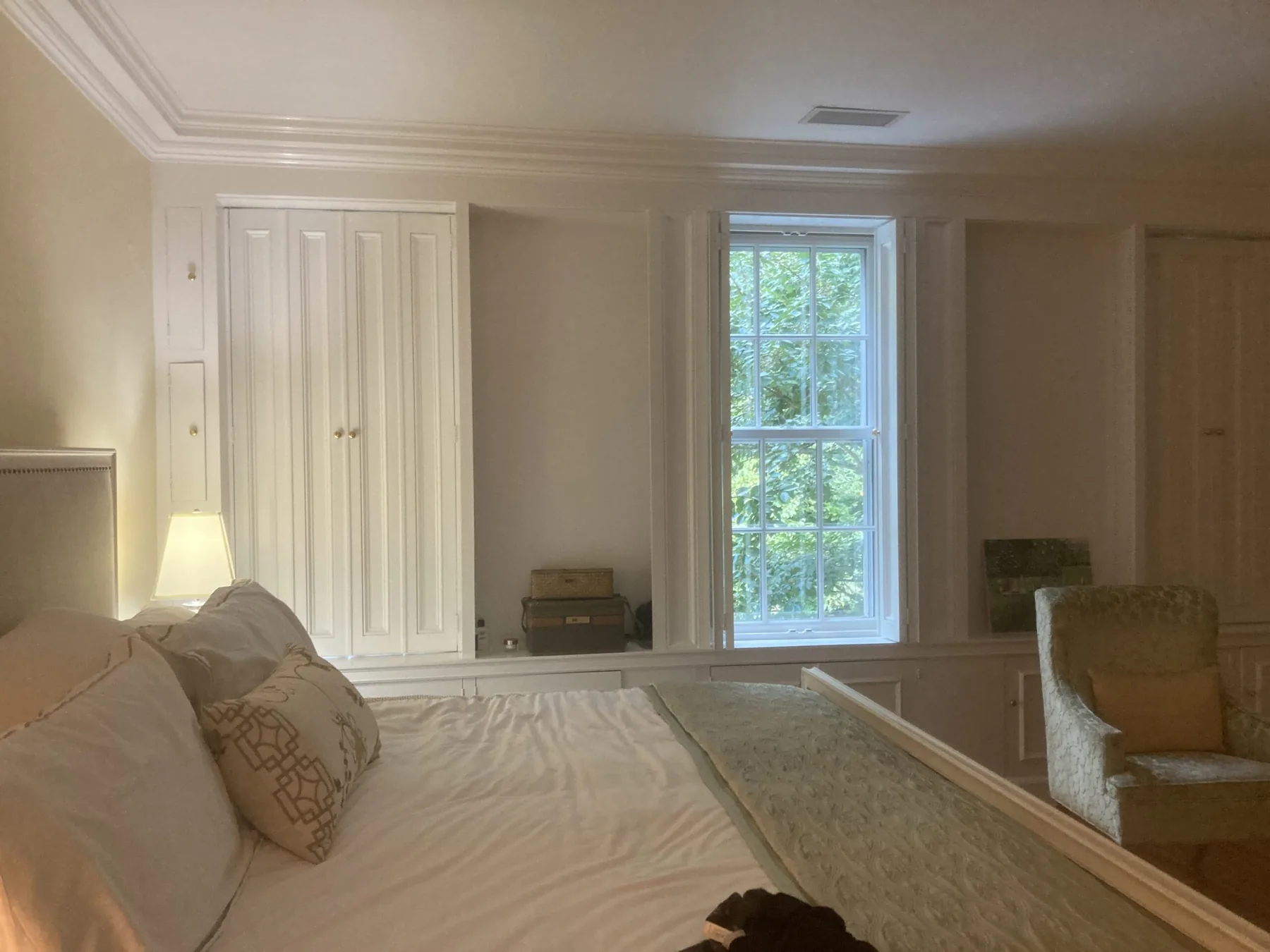 Solid bifolded panels with knobs