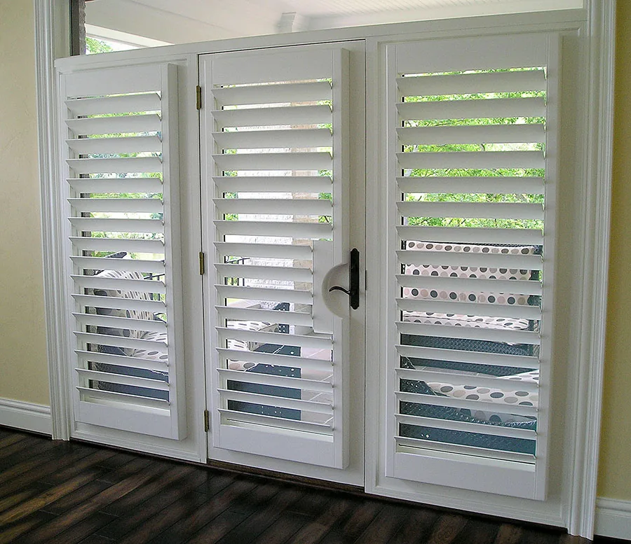 Shadowbox with 4-1/2" louvers and rear tilt rod